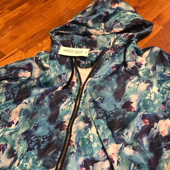 Meaner Lightweight Windbreaker with Hood Size Medium - Picture 5 of 13